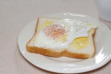 目玉焼きのオープンサンド