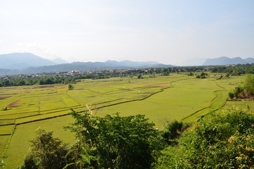 ラオスのバンビエン　美しい山々と田畑
