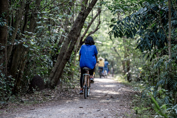 Obraz premium Blurred background of people who are cycling fast, exercising in the park in the morning - evening, the atmosphere is surrounded by nature.