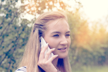 Eine Frau mit einem Smartphone