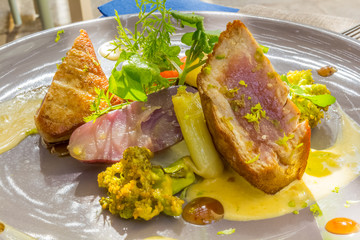 thon mi-cuit et légumes 