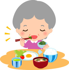 朝食を食べるシニア女性