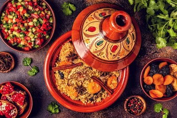 Fototapeten Traditionelle marokkanische Tajine aus Huhn mit getrockneten Früchten und Gewürzen. © tbralnina