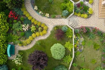 Jardin avec allées et herbe verte. Photo prise depuis le drone ci-dessus.