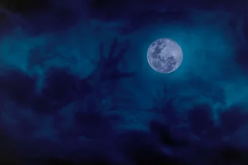 Tableaux ronds sur plexiglas Anti-reflet Pleine Lune arbre Pleine lune bleue avec démon de nuage sur le ciel bleu d& 39 obscurité, concept d& 39 horreur