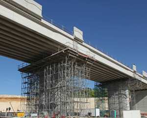 Chantier de construction d'un pont