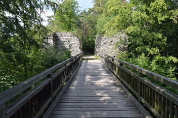 Mittelalterliche Brücke im Wald