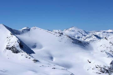 Fototapeta na wymiar ski de randonnée en Vallée d'Aoste