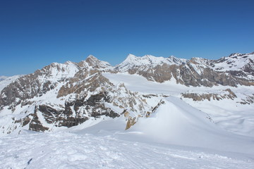 Fototapeta na wymiar ski de randonnée dans le Grand Paradis