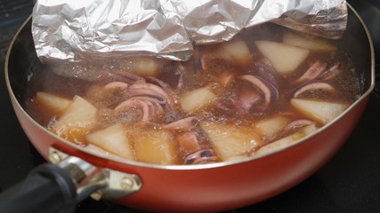 大根と烏賊の煮物を作っている