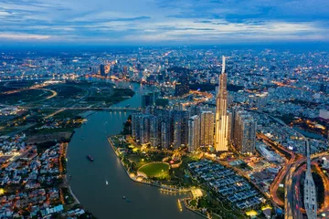 Draufsicht auf Gebäude in einer Stadt - Luftbild Wolkenkratzer, die mit Drohnen von Ho-Chi-Mi-Stadt fliegen, mit Entwicklungsgebäuden, Transport, Energieinfrastruktur. gehören Landmark 81 und blauer Himmel, © Nhut