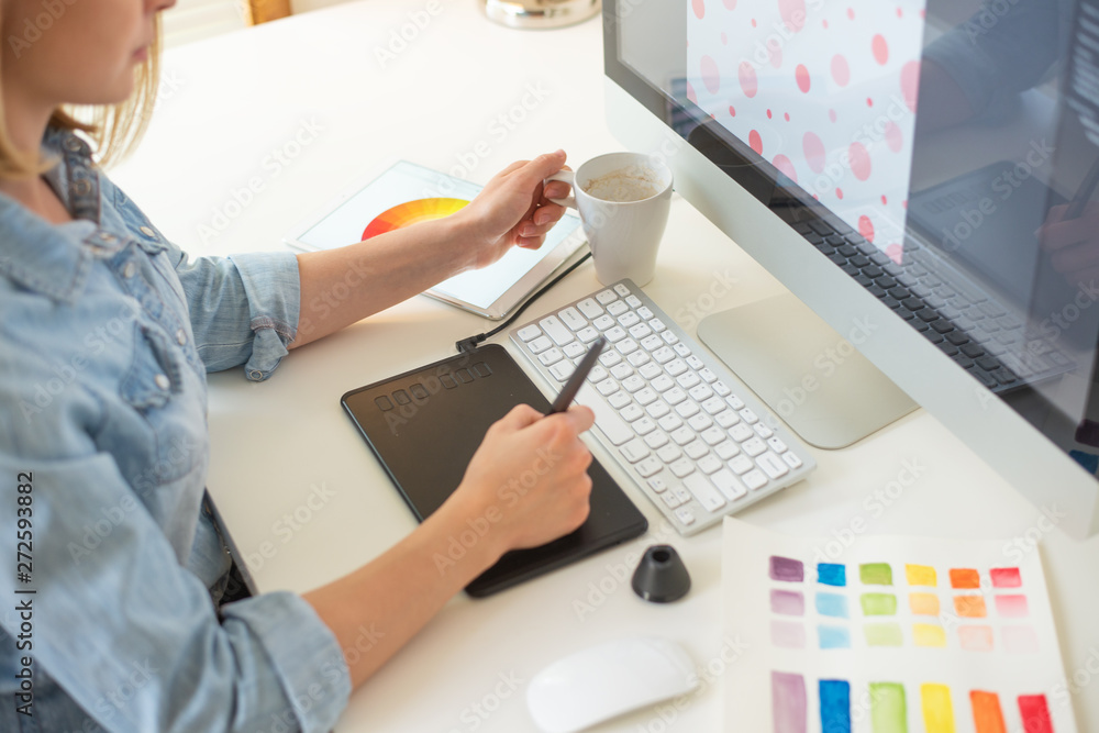 Aufkleber graphic web designer does the work using a graphics tablet, desktop
