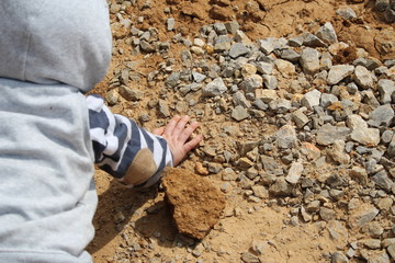 enfant jouant dans la nature 