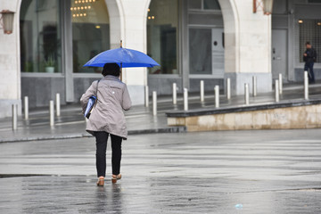 gens personnes pluie parapluie