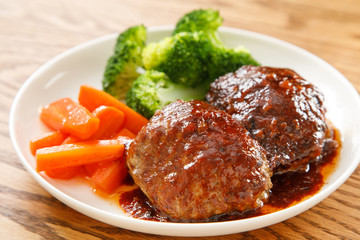 食卓のハンバーグ