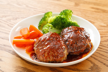 食卓のハンバーグ