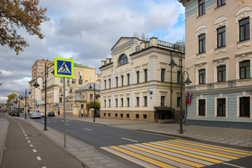 Naklejka premium MOSCOW - OCTOBER 27, 2018: View on Pyatnitskaya street in the city center on an autumn morning