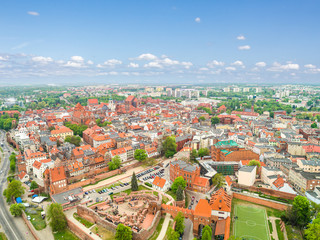 Toruń - krajobraz starego miasta z lotu ptaka. Zamek krzyżacki i inne atrakcje turystyczne widziane z powietrza.