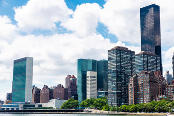 Fototapeta premium East River and the Manhattan skyline in New York City, USA