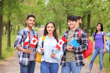 Afwasbaar Fotobehang Canada Groep studenten met Canadese vlaggen buiten