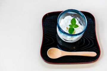 ミントの葉っぱが乗った杏仁豆腐のデザート