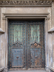 Fototapeta na wymiar Puerta de una iglesia en Girona