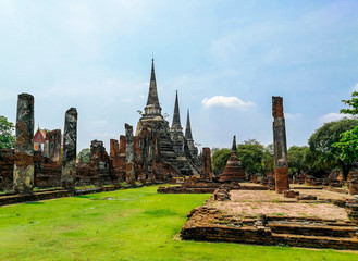 Obraz premium Pagoda at Wat Phra Si Sanphet temple in Ayutthaya Historical Park, Thailand.