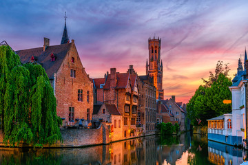Obraz premium Klasyczny widok na historyczne centrum Brugii (Brugge), prowincja Flandria Zachodnia, Belgia. Zachód słońca pejzaż Brugii.