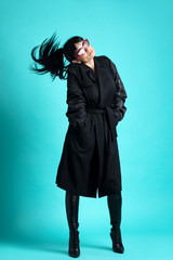 Femme trench et solaire en studio 