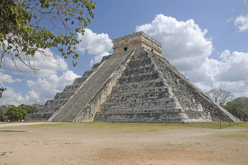 Fototapeta na wymiar Maya pyramid. Historical ruins of ancient civilization of Maya.Chicen Itsa, Mexico.