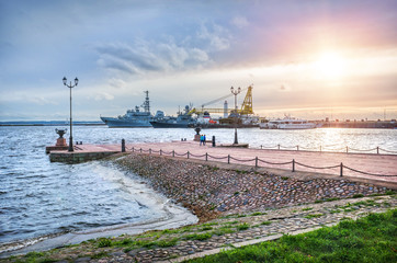 Fototapeta premium Причал Кронштадта ships at the pier in Kronstadt
