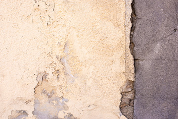 Eine brüchige alte Mauer mit Riss als Hintergrund