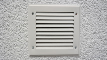 Weißer Belüftungsschaft von einem Haus