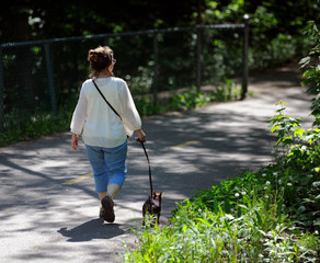 femme avec un petit chien