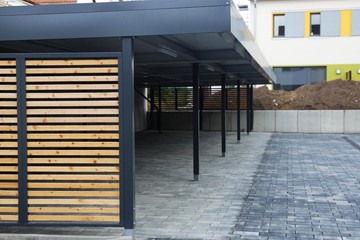 Moderne Carport-Anlage bei einem Mehrfamilienhaus