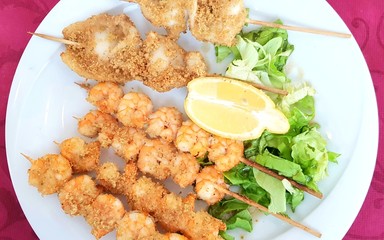 Shrimps skewer with salad