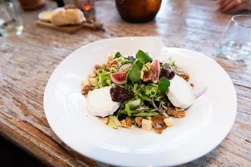 Foto auf Acrylglas Salad with goatcheese and figs © Maartje