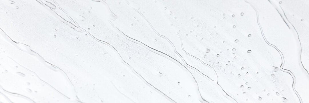 Fensterscheibe mit abperlendem Wasser als Hintergrund