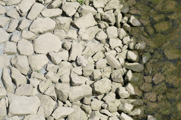 Steine an einer Uferböschung