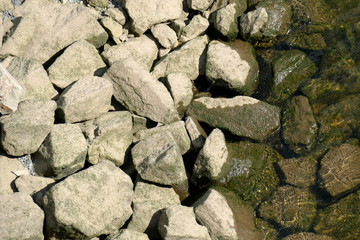 Steine an einer Uferböschung