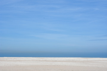 Fototapeta na wymiar Ocean beach with sand and sky horizont