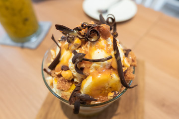 sundae vanilla ice cream dessert