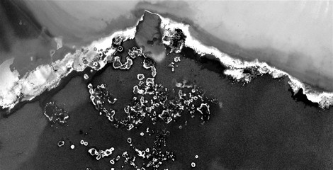 czarne złoto, zanieczyszczony piasek pustynny, czarno-białe zdjęcie, abstrakcyjna fotografia pustyni Afryki z powietrza, widok z lotu ptaka, abstrakcyjny ekspresjonizm, współczesna sztuka fotograficzna, - 272643686