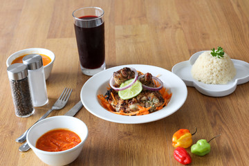 Assiette africaine de poulet et pintade 