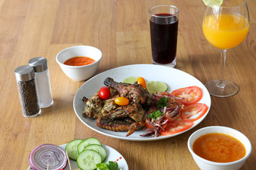 Assiette africaine de poulet et pintade 