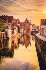 Poster de jardin Beige Ville historique de Bruges au lever du soleil, Flandre, Belgique