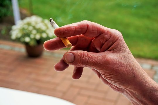 Hand mit Zigarette