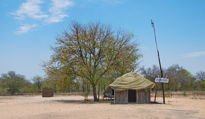 Hütte mit Solarmodul in Mosambik
