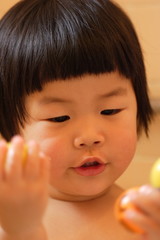 風呂で遊んでいる幼児の子供