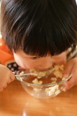ご飯を食べている幼児の子供